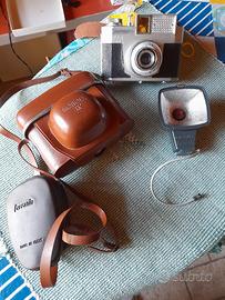 Fotocamera d'epoca Ferrania Koroll ll con custodia