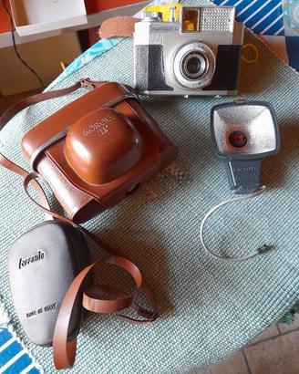 Fotocamera d'epoca Ferrania Koroll ll con custodia