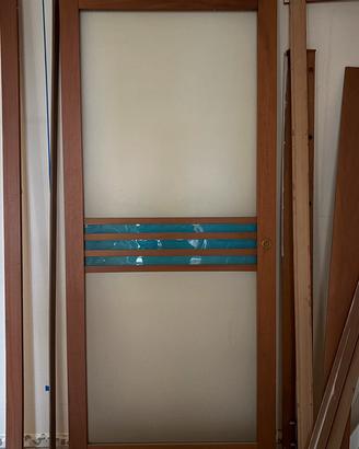 Porta scorrevole con struttura esterna