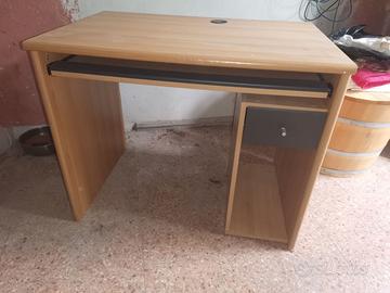 Scrivania porta pc