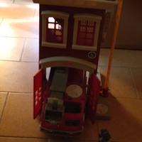 caserma dei pompieri con personaggi 