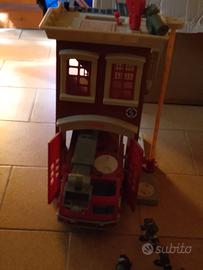 caserma dei pompieri con personaggi 