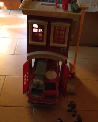 caserma dei pompieri con personaggi 