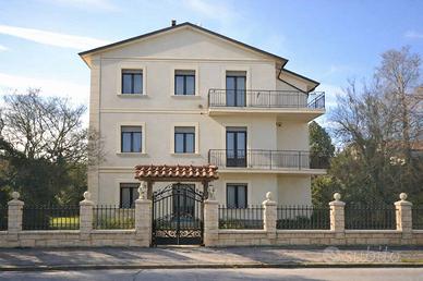 Casa indipendente di 381 m² con più di 5 locali e 