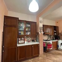 Cucina componibile in legno compresa di forno