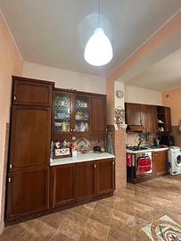 Cucina componibile in legno compresa di forno