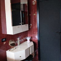 Set mobili bagno design anni '80 con specchi