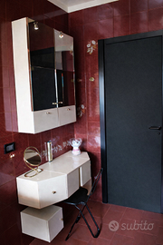 Set mobili bagno design anni '80 con specchi