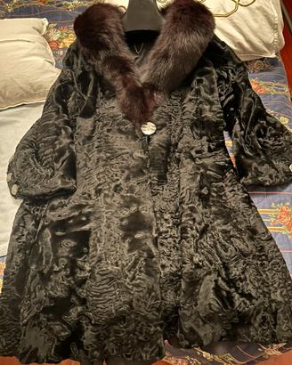 Pelliccia di Astrakan con collo di volpe