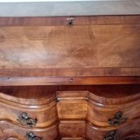 Comò in radica di noce, con ribalta