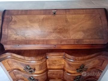 Comò in radica di noce, con ribalta