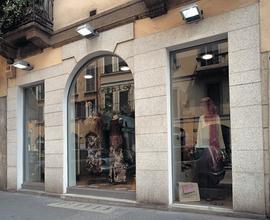 Via Mazzini - negozio ad angolo a 9 vetrine