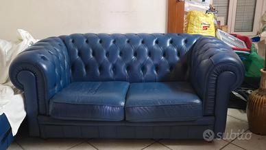 DIVANO CHESTERFIELD 2 posti più tavolino in legno