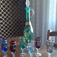 Set di bottiglie e bicchierini