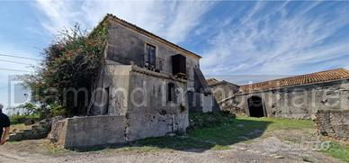 Antico casale con 15.000mq di terreno Calatabiano