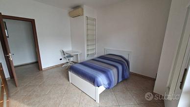 Stanza in appartamento di 100 m² a Milano