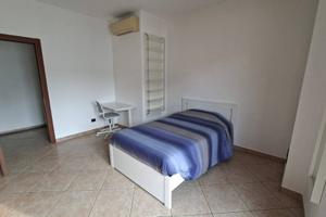 Stanza in appartamento di 100 m² a Milano