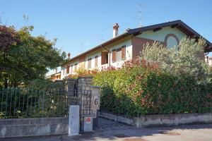 VILLA A SCHIERA A LEVATE