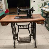 macchina da cucire antica Necchi 