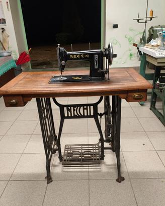 macchina da cucire antica Necchi 