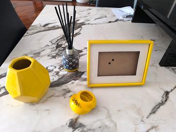oggettistica di colore giallo