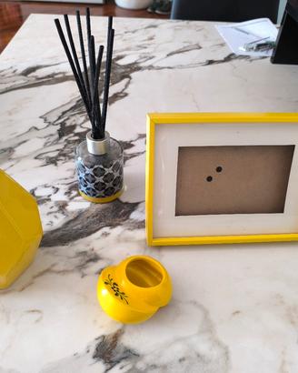 oggettistica di colore giallo