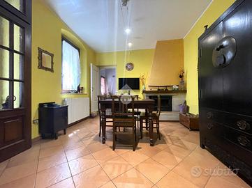 CASA DI CORTE A PESCAROLO ED UNITI