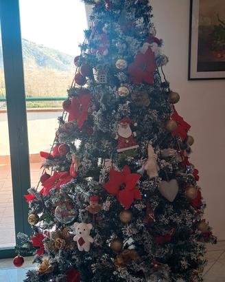 albero di natale innevato