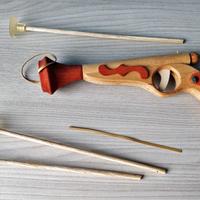 Pistola giocattolo in legno