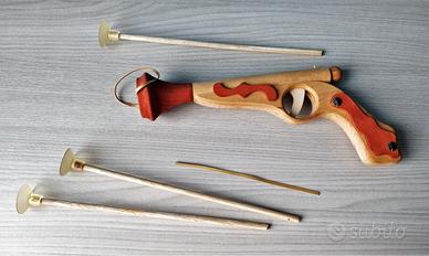 Pistola giocattolo in legno