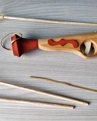 Pistola giocattolo in legno