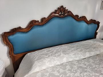 Letto di legno e stoffa