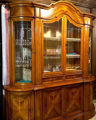 Splendida Credenza Classica in Legno Intarsiato