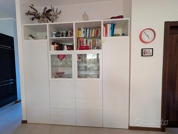 Vetrinetta, mobile soggiorno Ikea Besta su misura.