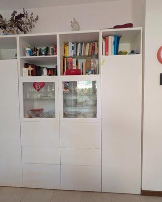 Vetrinetta, mobile soggiorno Ikea Besta su misura.
