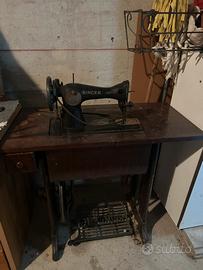 Antica macchina da cucire a pedale Singer d’epoca