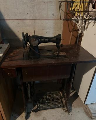 Antica macchina da cucire a pedale Singer d’epoca