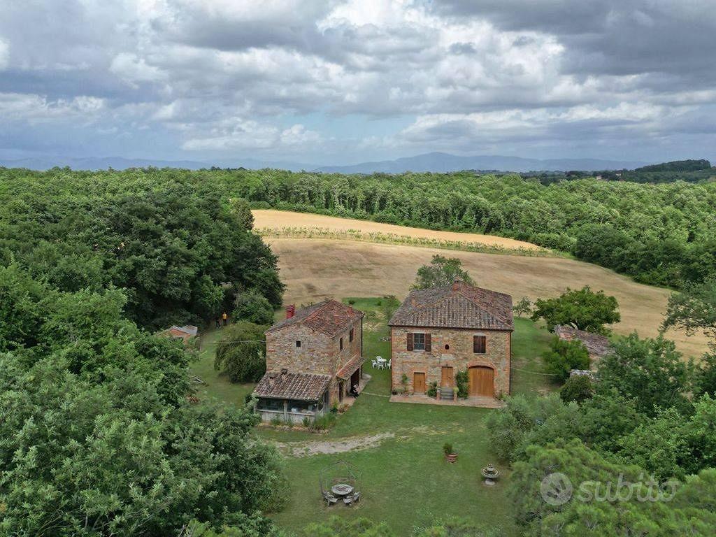 Rustico / Casale di 550 m² con 5 locali e box auto - Altro