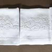 Due coppie di asciugamani in puro lino e ricami