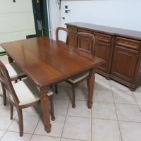 Sala da pranzo in legno con credenza e sedie