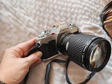 Canon analogica con obiettivi  e flash