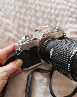 Canon analogica con obiettivi  e flash