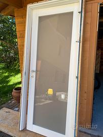 Porta in legno bianca con vetro