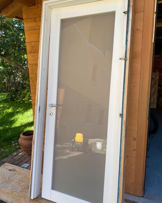 Porta in legno bianca con vetro