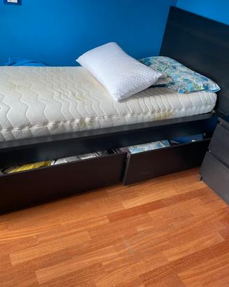Letto e comodino