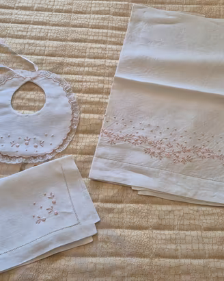Lenzuolo, cuscino e bavetta in puro lino