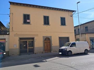 Casa indipendente di 180 m² con più di 5 locali a 