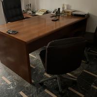 Scrivania in legno con 3 poltrone ufficio
