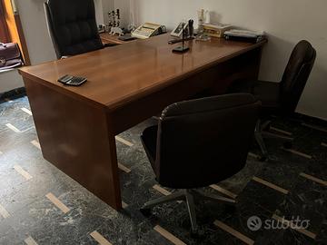 Scrivania in legno con 3 poltrone ufficio