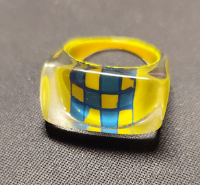 Anello vintage in plastica, diametro 1.8cm